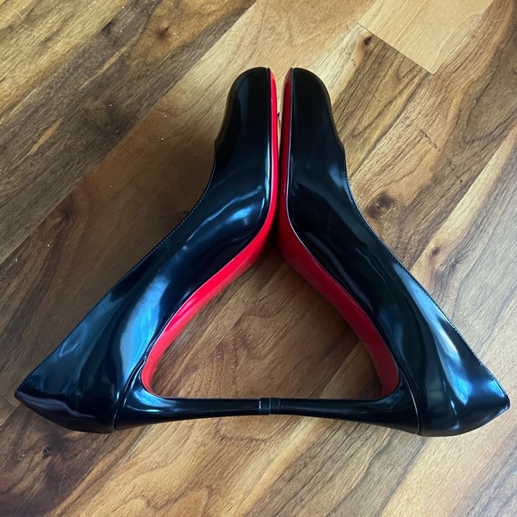 CHRISTIAN LOUBOUTIN
Pumppie Red Sole Calfskin Leather Round Toe, NEW - Picture 9 of 16
